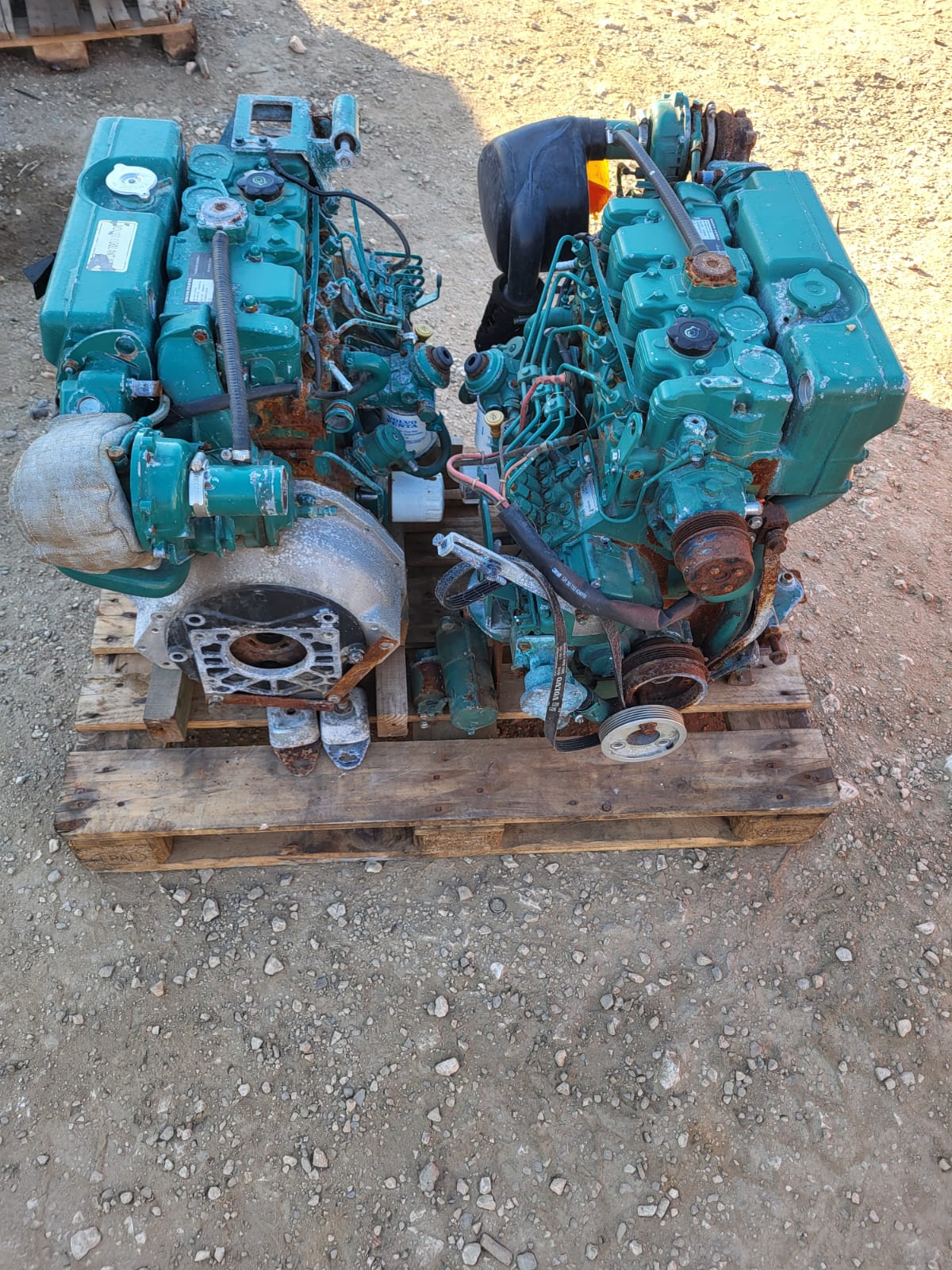 2 Moteurs Volvo D275 – 300€ pièce